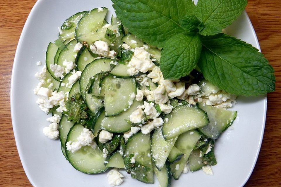 Gurkensalat mit Feta und Minze