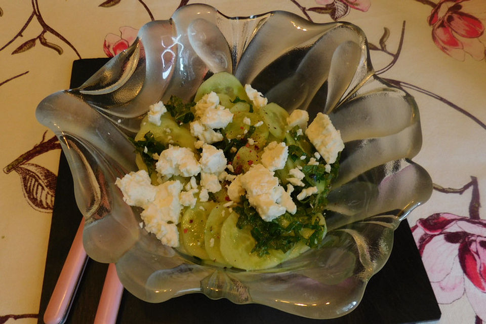 Gurkensalat mit Feta und Minze