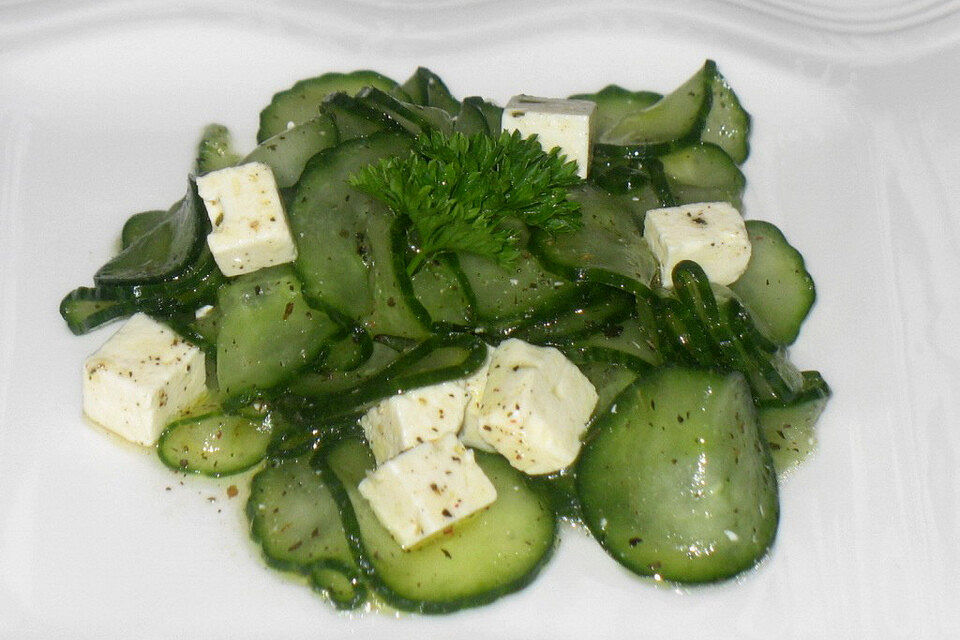 Gurkensalat mit Feta und Minze