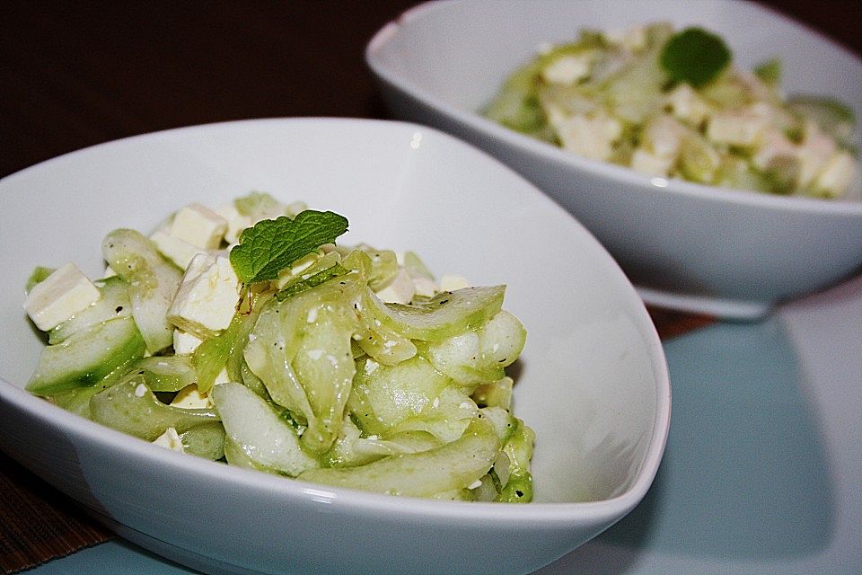 Gurkensalat mit Feta und Minze