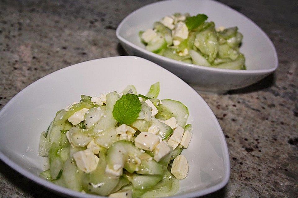 Gurkensalat mit Feta und Minze