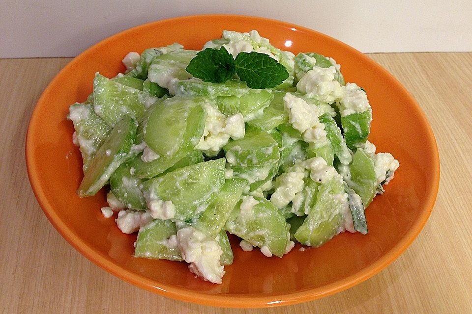 Gurkensalat mit Feta und Minze