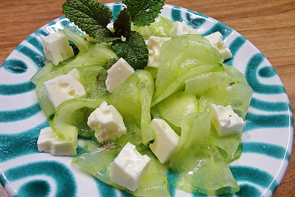 Gurkensalat mit Feta und Minze