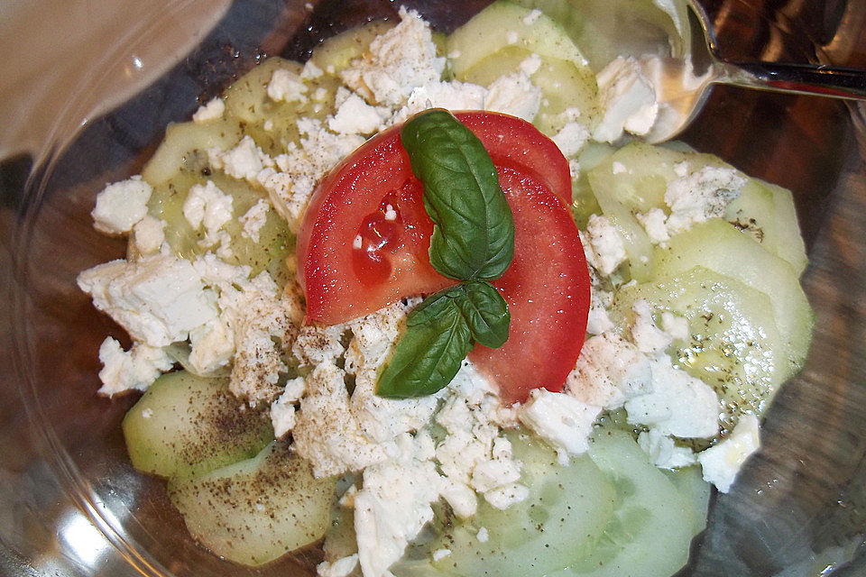 Gurkensalat mit Feta und Minze