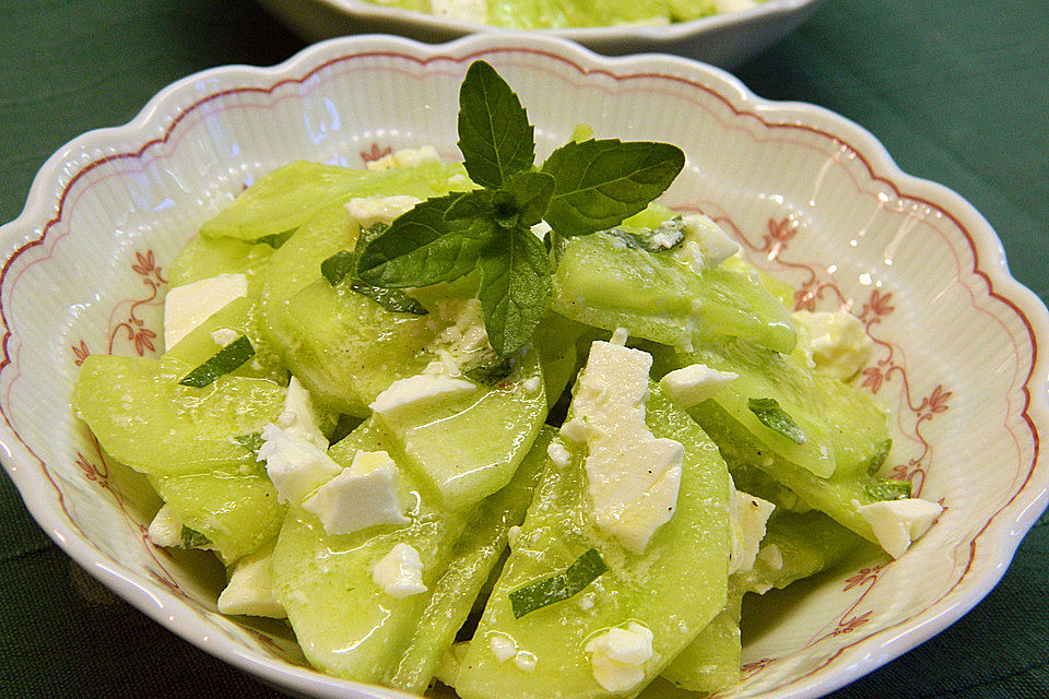 Gurkensalat mit Feta und Minze