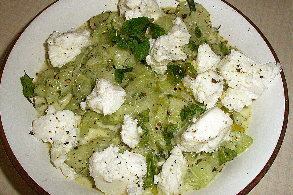 Gurkensalat mit Feta und Minze