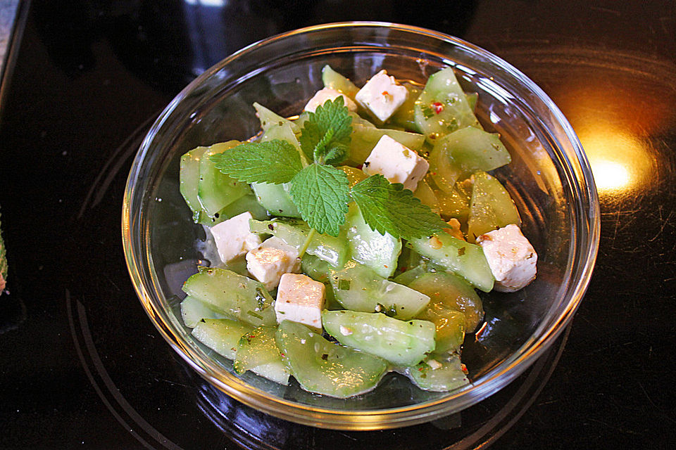 Gurkensalat mit Feta und Minze