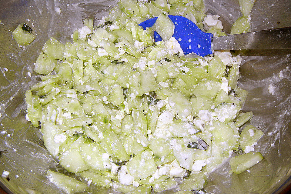 Gurkensalat mit Feta und Minze