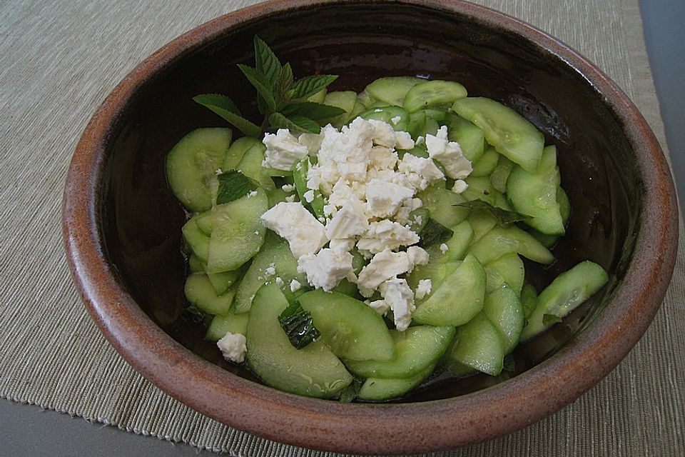 Gurkensalat mit Feta und Minze