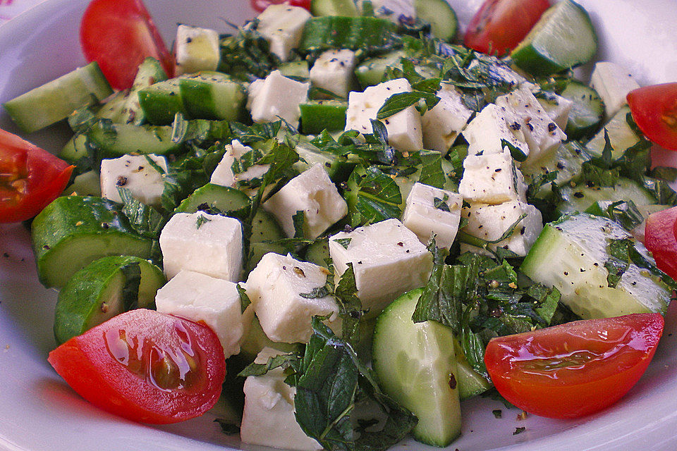 Gurkensalat mit Feta und Minze