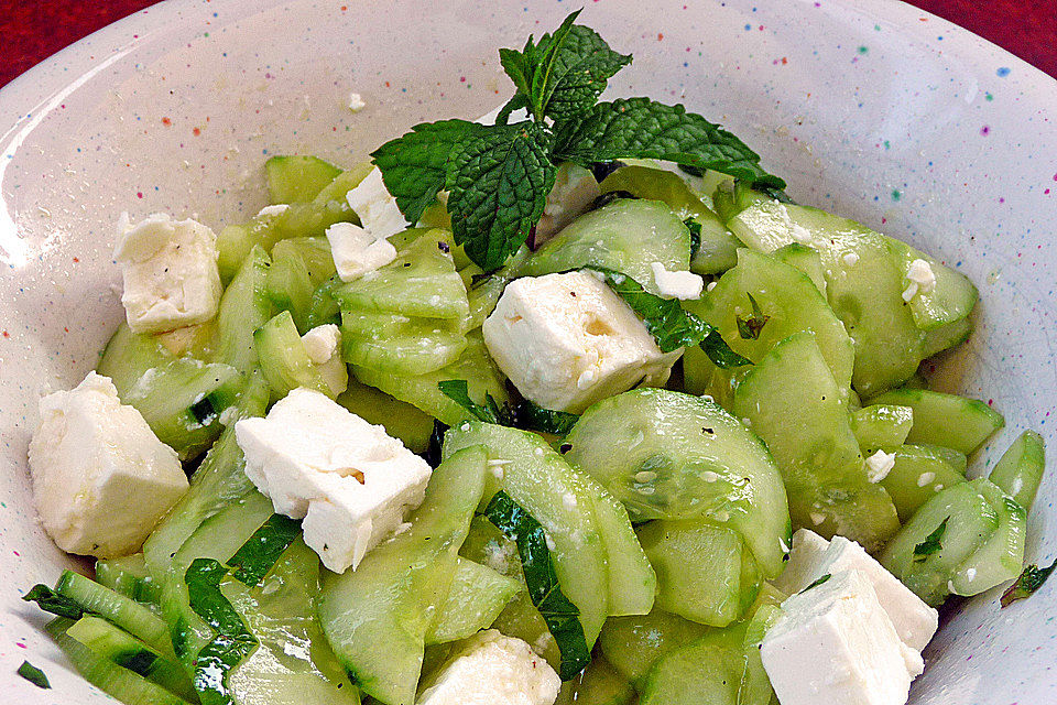 Gurkensalat mit Feta und Minze