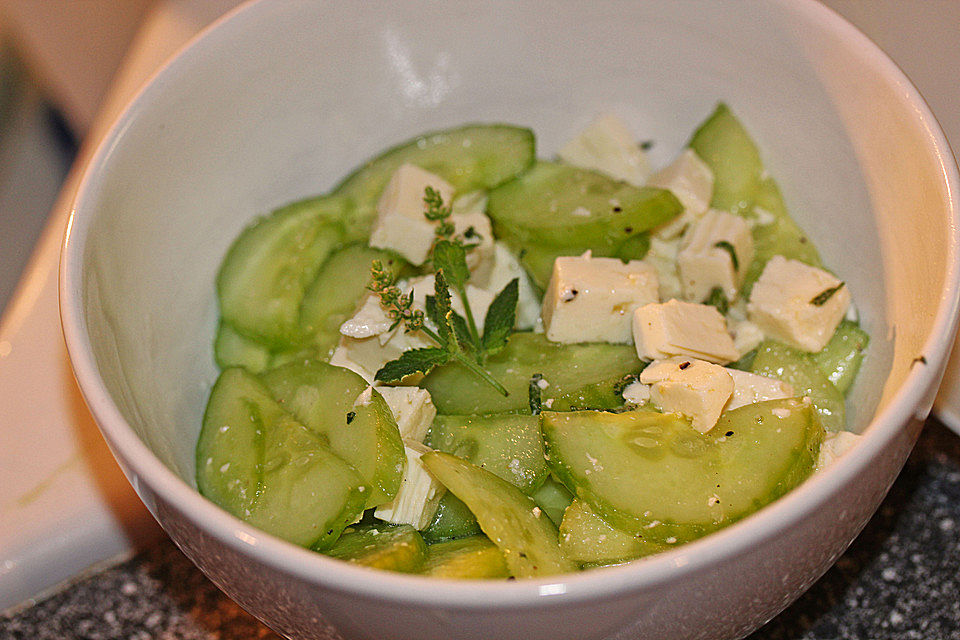 Gurkensalat mit Feta und Minze