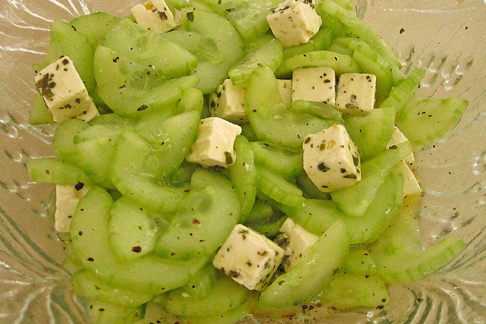 Gurkensalat mit Feta und Minze