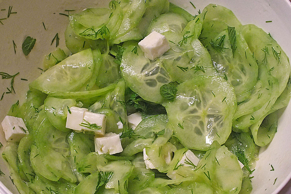 Gurkensalat mit Feta und Minze