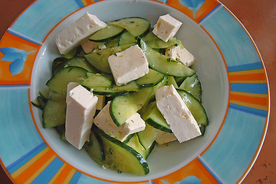 Gurkensalat mit Feta und Minze