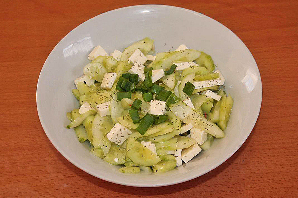 Gurkensalat mit Feta und Minze