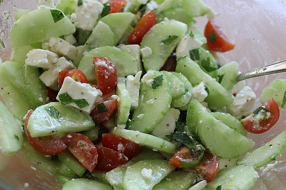 Gurkensalat mit Feta und Minze