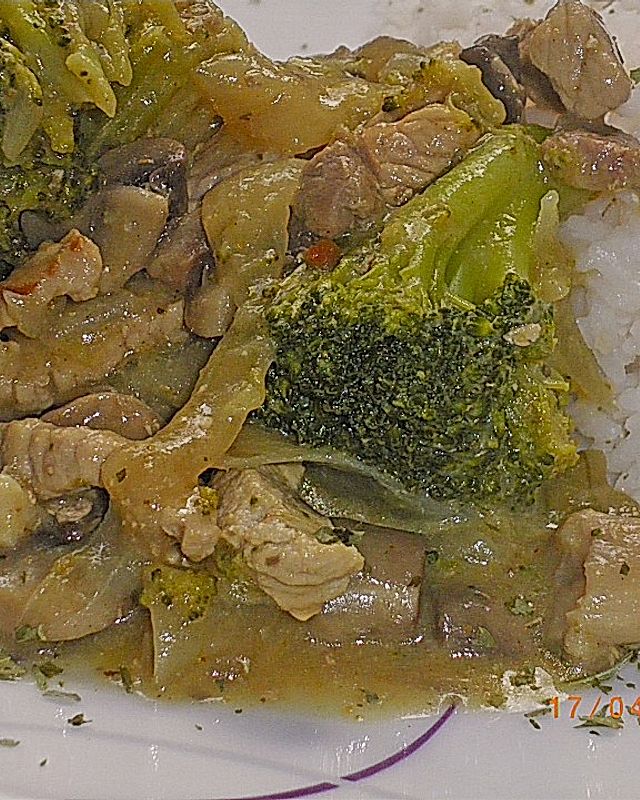 Schnitzelpfanne mit Brokkoli und Champignons
