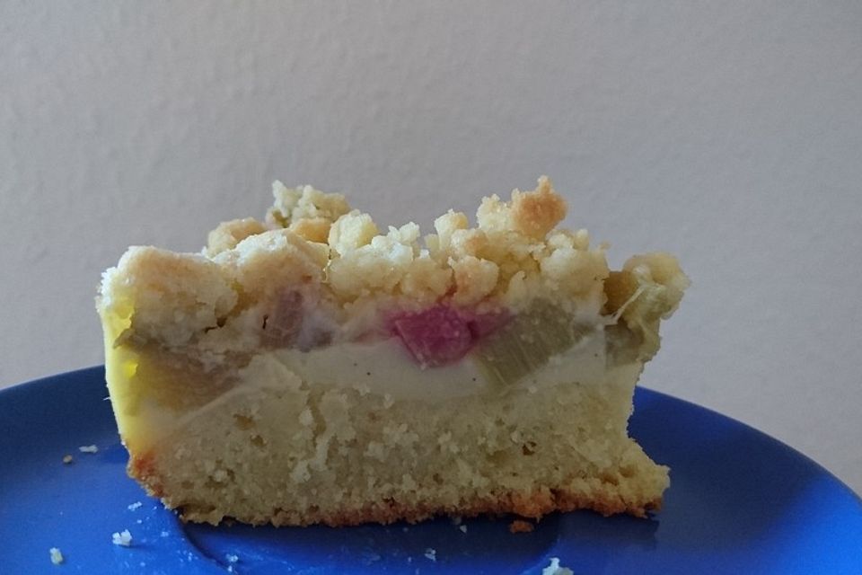 Rhabarberkuchen mit Vanillecreme und Streuseln