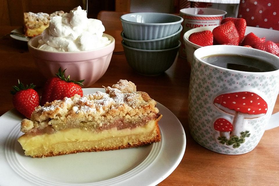 Rhabarberkuchen mit Vanillecreme und Streuseln