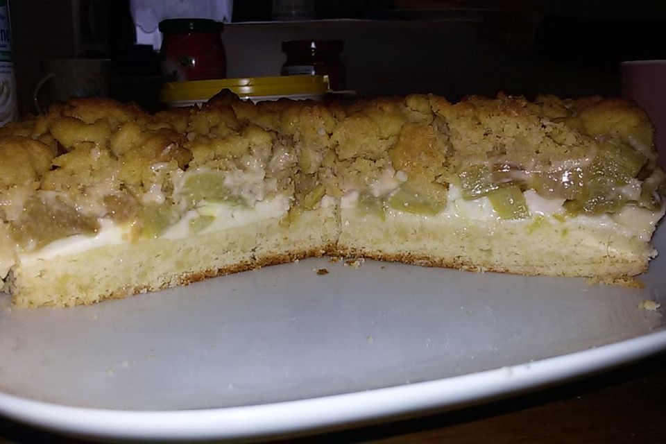 Rhabarberkuchen mit Vanillecreme und Streuseln