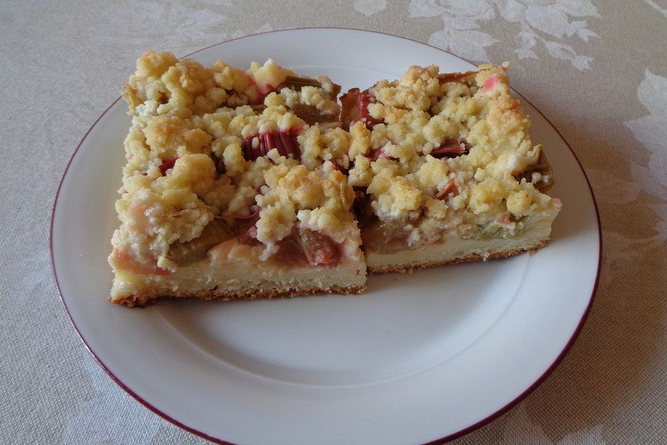 Rhabarberkuchen mit Vanillecreme und Streuseln