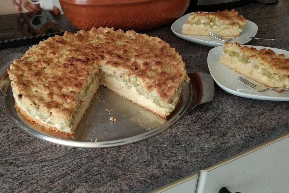 Rhabarberkuchen mit Vanillecreme und Streuseln