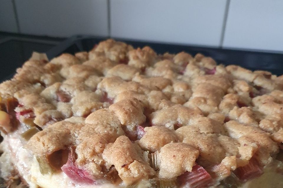 Rhabarberkuchen mit Vanillecreme und Streuseln