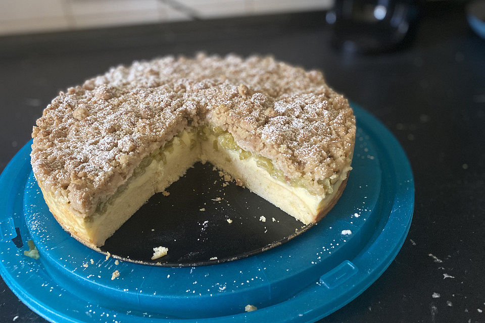 Rhabarberkuchen mit Vanillecreme und Streuseln