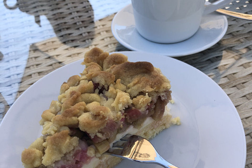 Rhabarberkuchen mit Vanillecreme und Streuseln