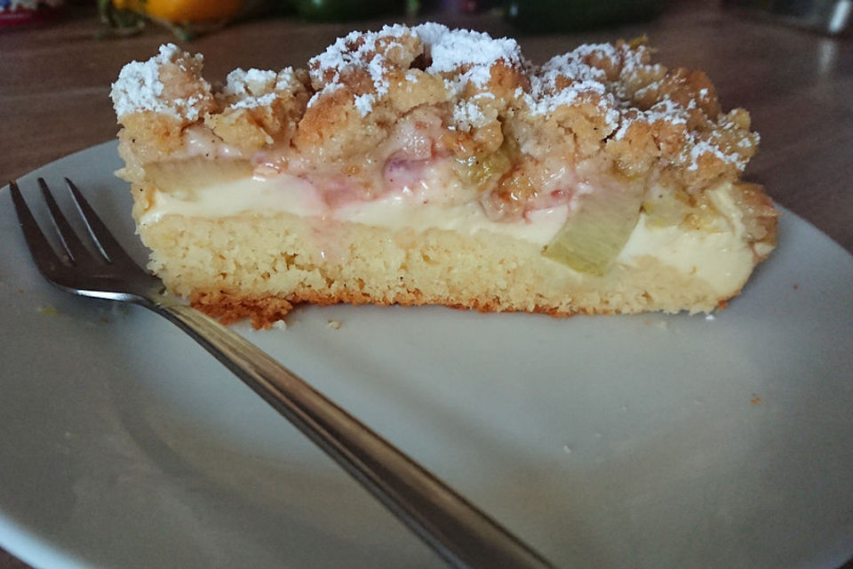 Rhabarberkuchen mit Vanillecreme und Streuseln