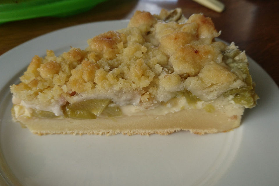 Rhabarberkuchen mit Vanillecreme und Streuseln