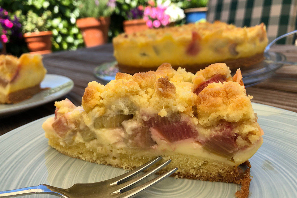 Rhabarberkuchen mit Vanillecreme und Streuseln