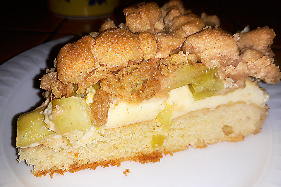 Rhabarberkuchen mit Vanillecreme und Streuseln