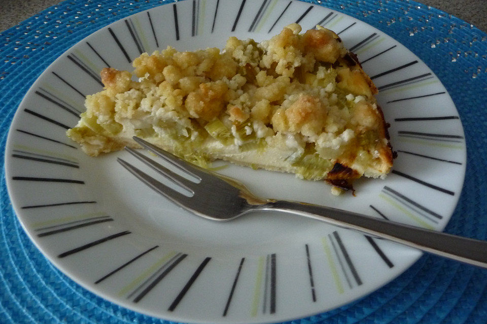 Rhabarberkuchen mit Vanillecreme und Streuseln