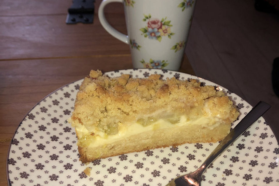 Rhabarberkuchen mit Vanillecreme und Streuseln