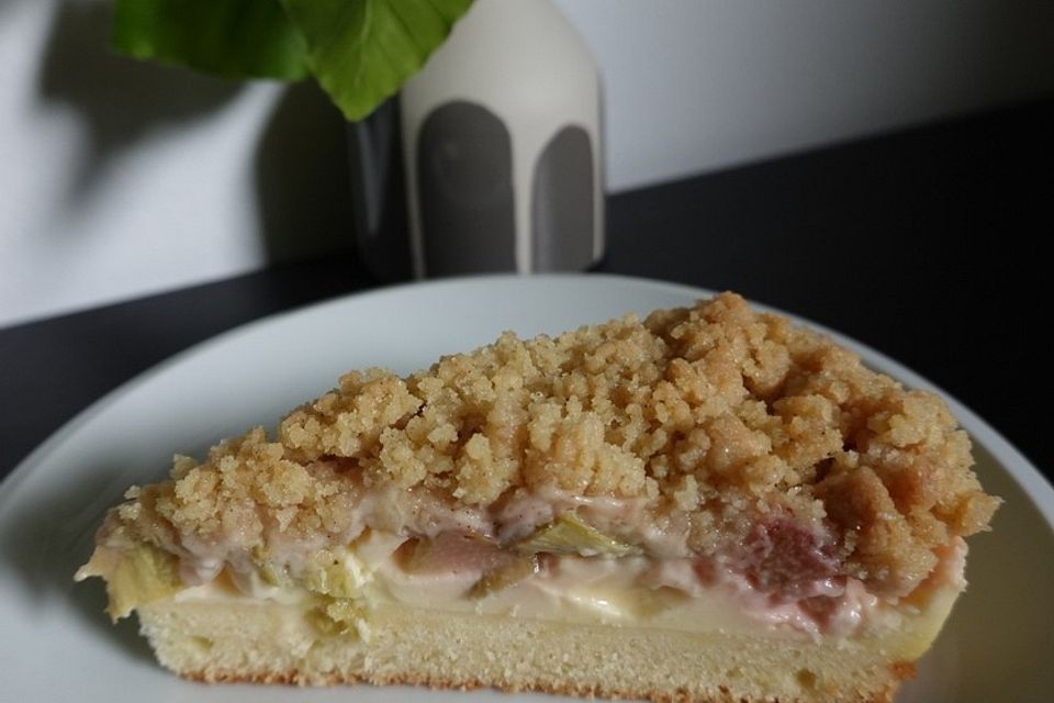 Rhabarberkuchen mit Vanillecreme und Streuseln