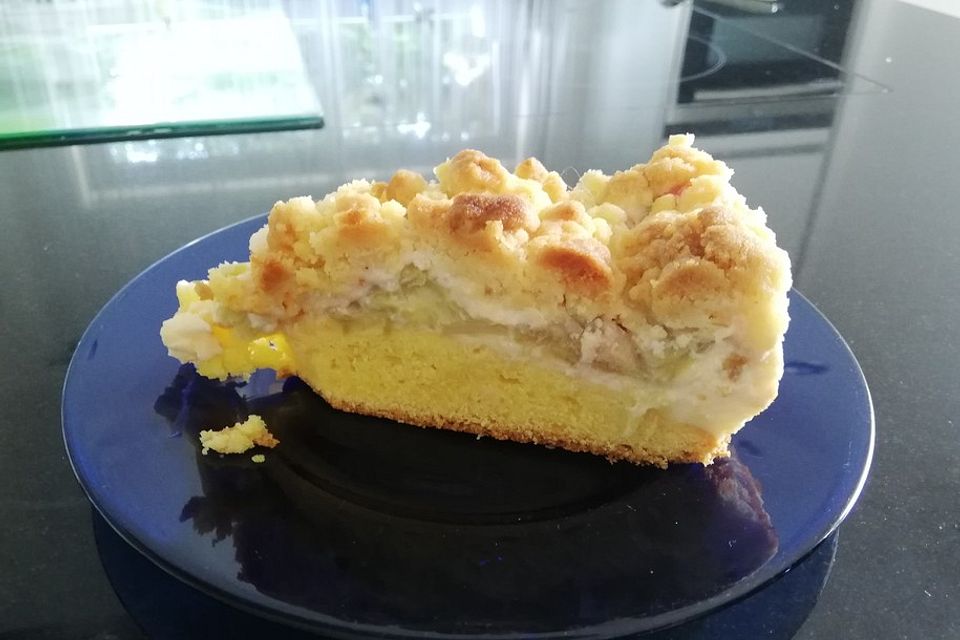 Rhabarberkuchen mit Vanillecreme und Streuseln