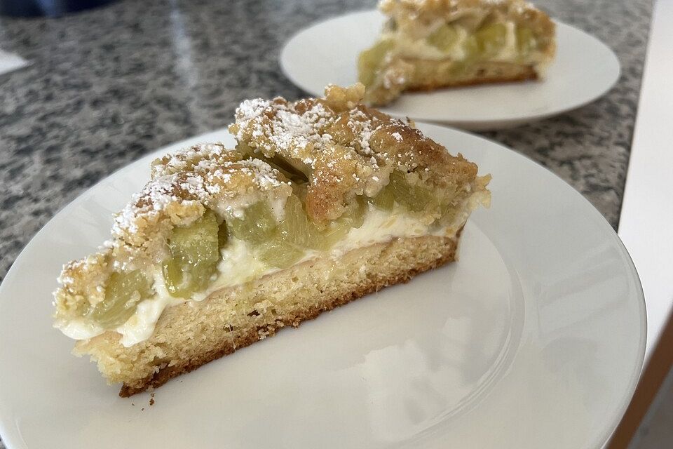 Rhabarberkuchen mit Vanillecreme und Streuseln