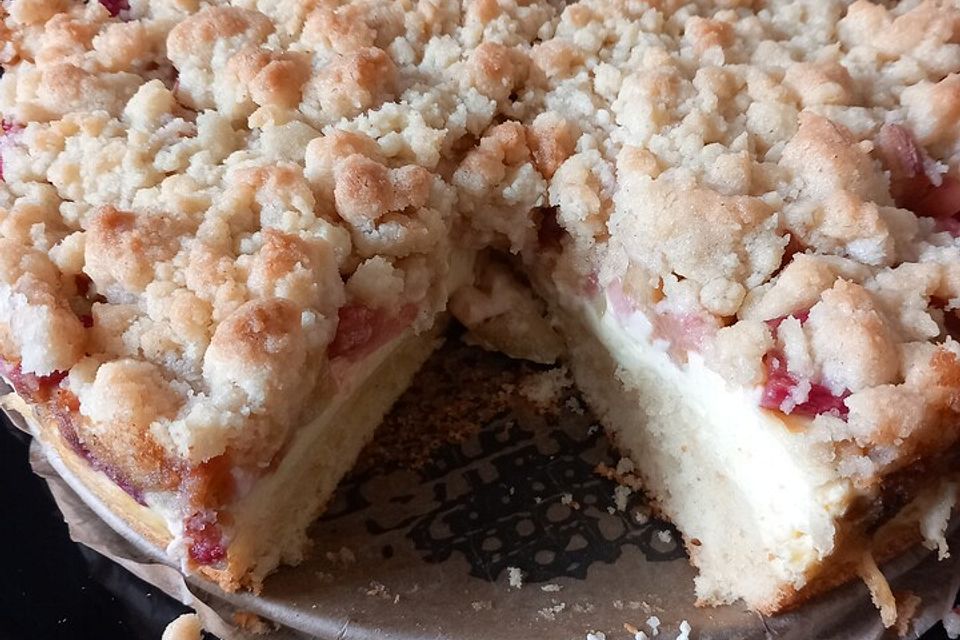 Rhabarberkuchen mit Vanillecreme und Streuseln