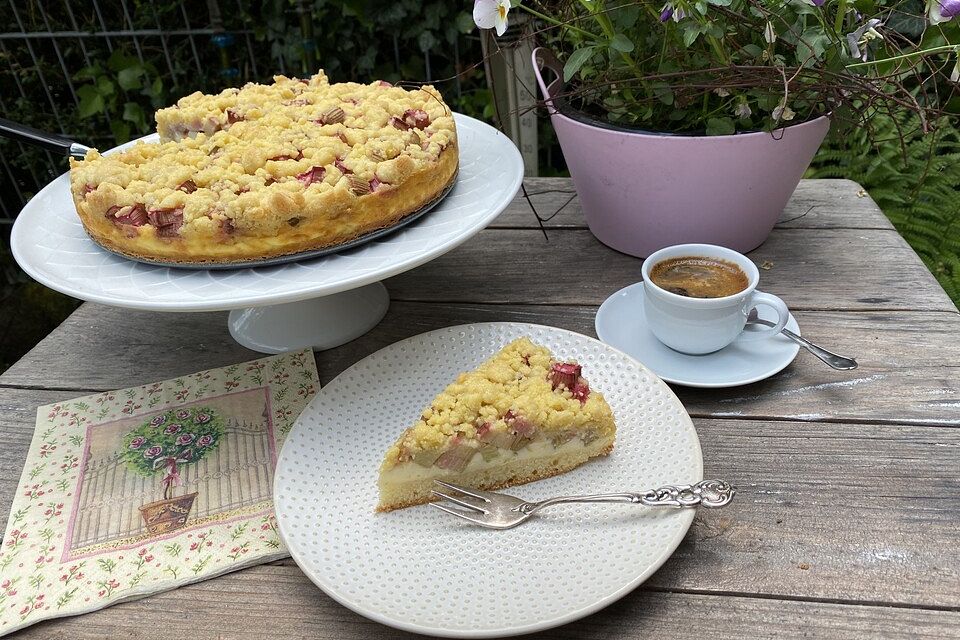 Rhabarberkuchen mit Vanillecreme und Streuseln