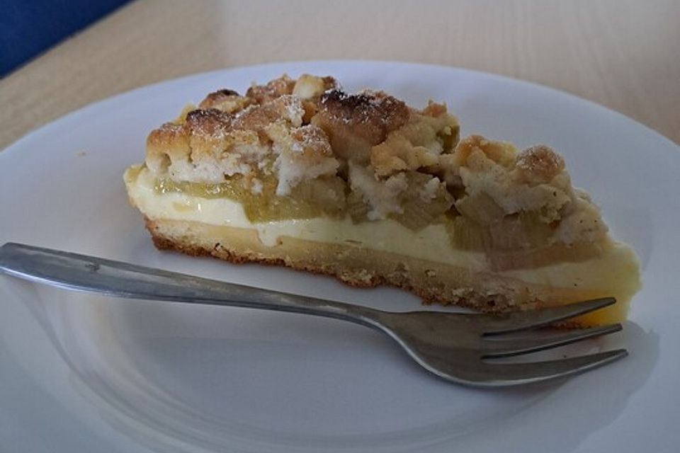 Rhabarberkuchen mit Vanillecreme und Streuseln