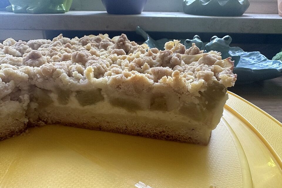 Rhabarberkuchen mit Vanillecreme und Streuseln