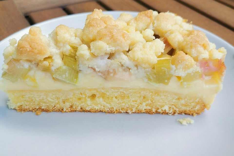 Rhabarberkuchen mit Vanillecreme und Streuseln