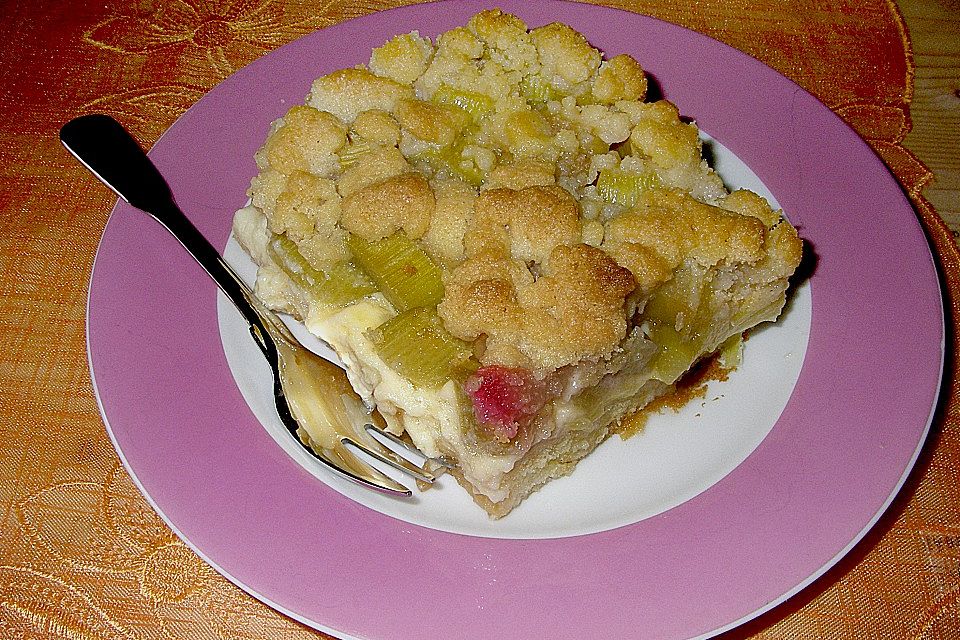 Rhabarberkuchen mit Vanillecreme und Streuseln