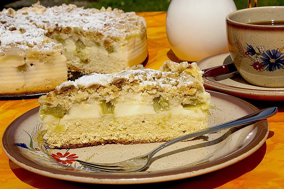 Rhabarberkuchen mit Vanillecreme und Streuseln