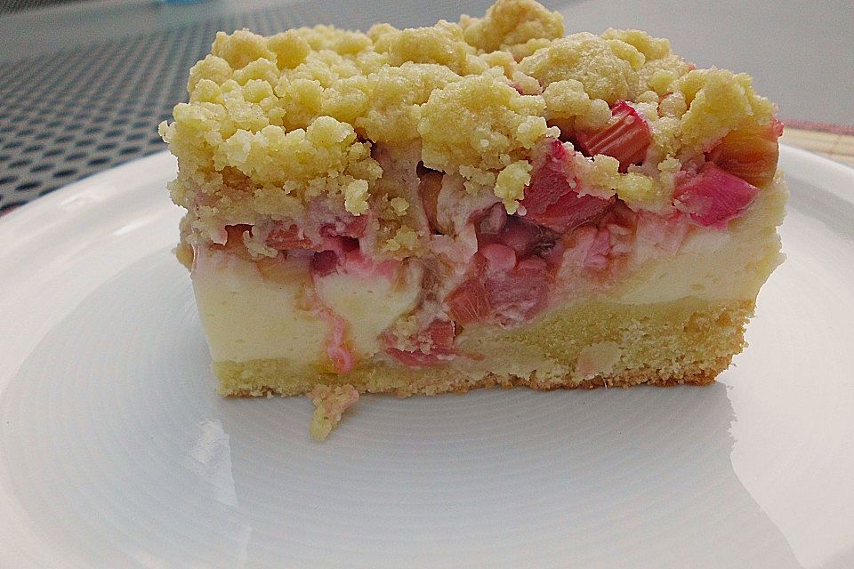 Rhabarberkuchen mit Vanillecreme und Streuseln