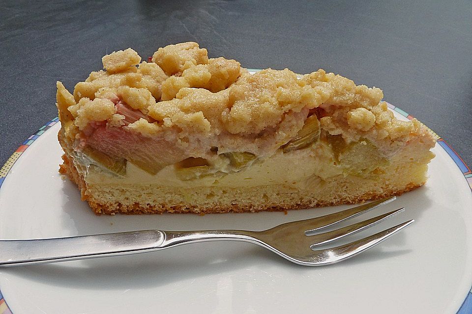 Rhabarberkuchen mit Vanillecreme und Streuseln