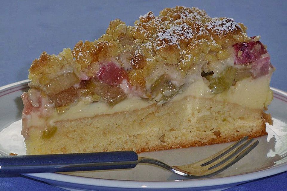 Rhabarberkuchen mit Vanillecreme und Streuseln