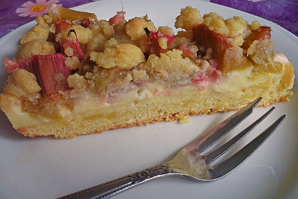 Rhabarberkuchen mit Vanillecreme und Streuseln